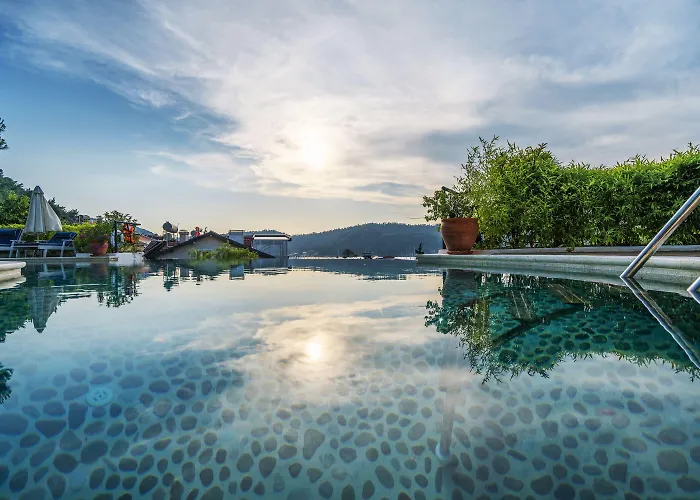 Unique-boutique Class - Adults Only